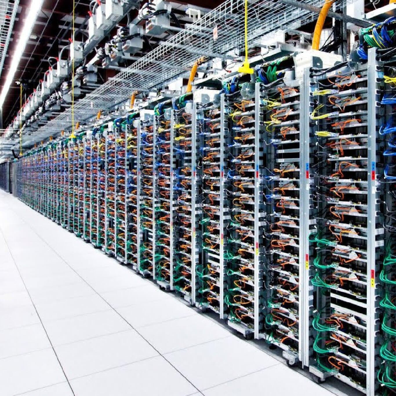 Image montrant des racks contenant serveurs avec les câbles qui sont apparents